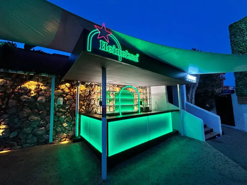 Kiosco de Heineken iluminado de noche